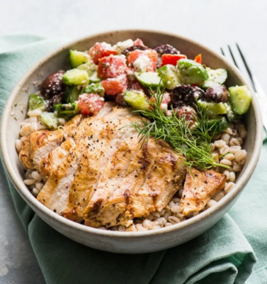 Đĩa salad ức gà áp chảo rắc ngũ cốc nguyên hạt thơm ngon cho bữa trưa lành mạnh.