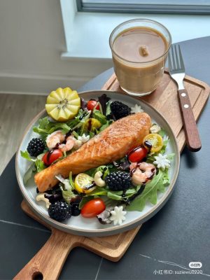 salad cá ngừ tôm và hoa quả